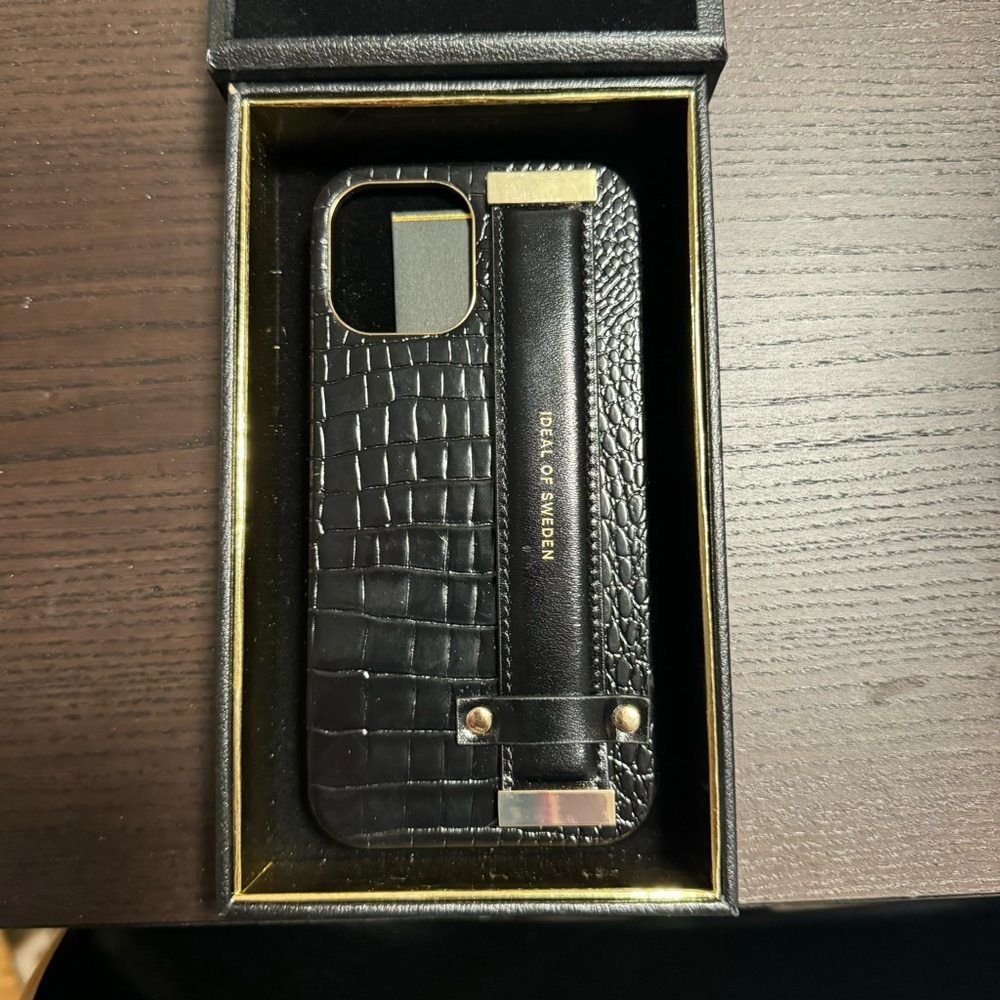 Statement Case 12 Pro Max Neo Noir Croco Strap Handle